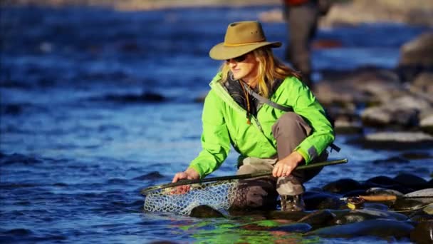 Fêmea enquanto pesca no Canadá — Vídeo de Stock