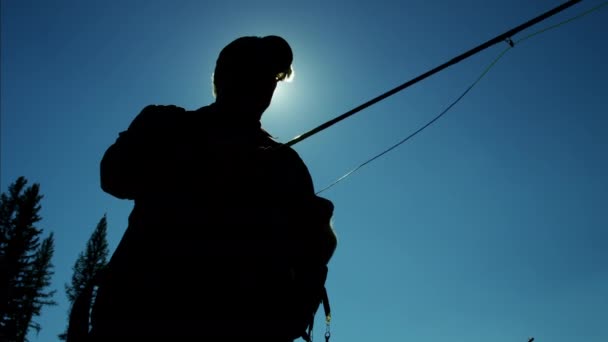 Fiskaren gjutning linje i sötvatten — Stockvideo