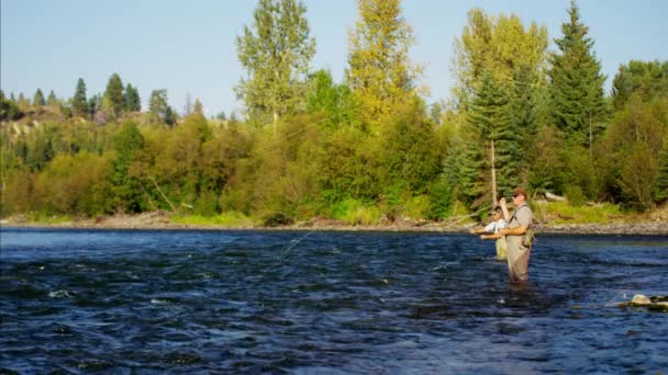 Línea de fundición de pescador en el río de agua dulce — Vídeos de Stock