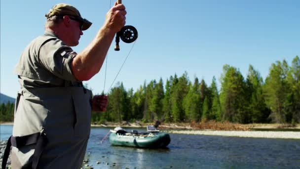 Pêche à la mouche des pêcheurs dans la rivière St Mary — Video