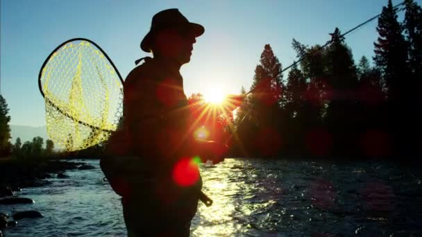 Fischer Fliegenfischen im Süßwasserfluss — Stockvideo