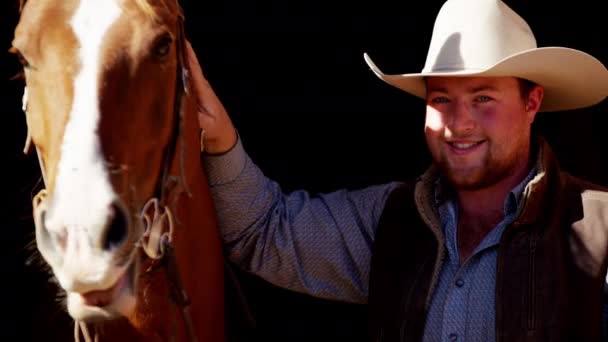 Cowboy com seu cavalo no Dude Ranch — Vídeo de Stock