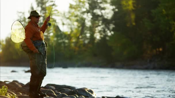 Fisherman casting line in freshwater — Stock Video