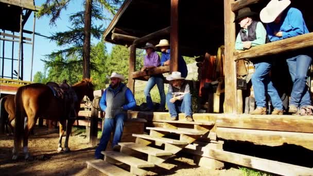 Cowgirl en cowboys ontspannen op paard ranch — Stockvideo