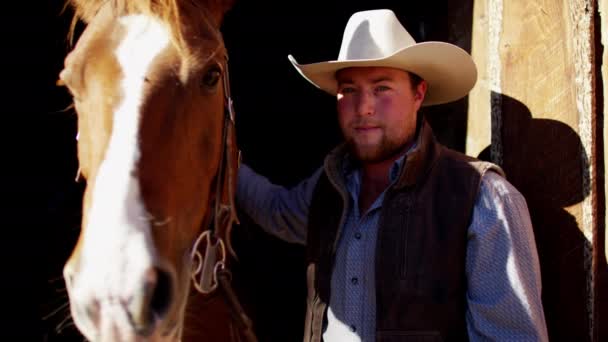 他的马在牧场上的牛仔 — 图库视频影像