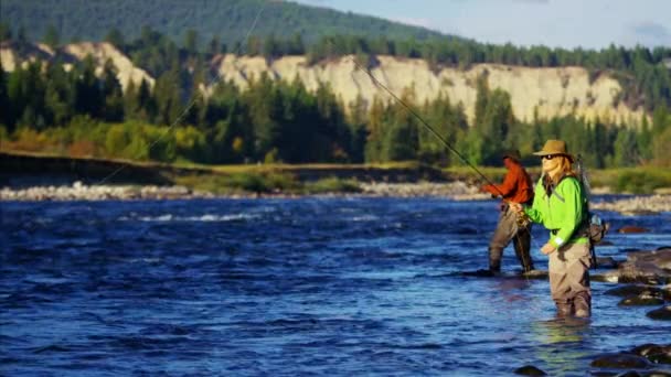 Pesca machos y hembras al amanecer — Vídeo de stock