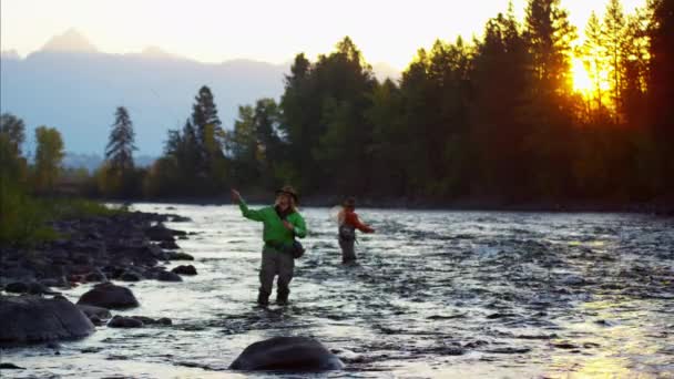 Ligne de coulée mâle et femelle eau douce — Video