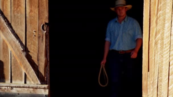 Ковбой ручної ранчо з конем — стокове відео