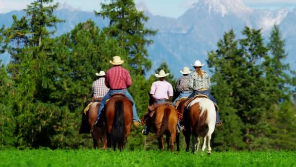 Cowboys och Cowgirls galopperande på bergskedja — Stockvideo