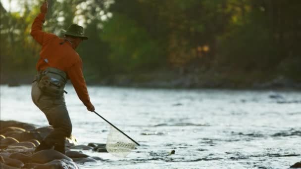 Pescatore linea di colata in acqua dolce — Video Stock