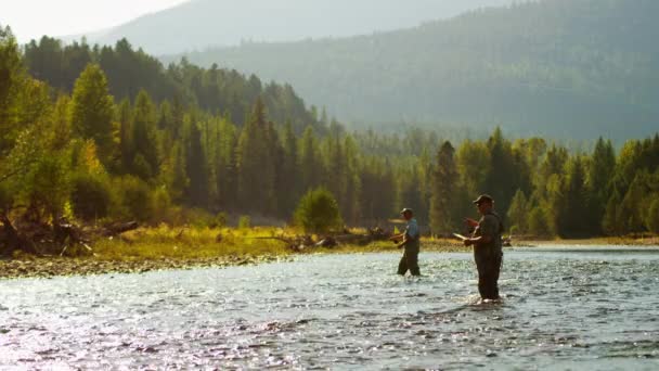 Fiskare med spö och rulle gjutning lina — Stockvideo