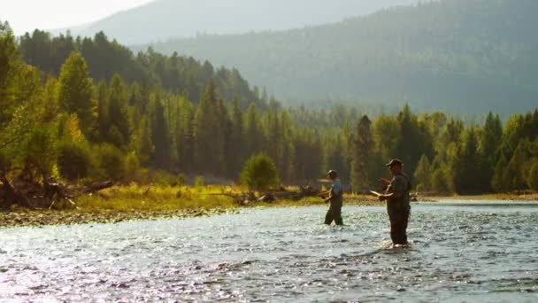 Pescador usando varilla y carrete de línea de fundición — Vídeos de Stock