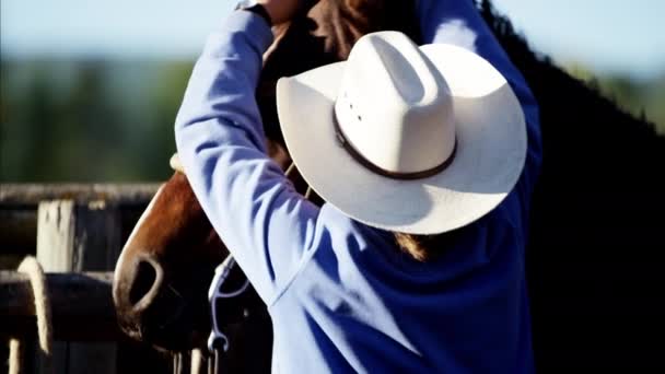 Vaquera con caballo en Dude Ranch — Vídeos de Stock