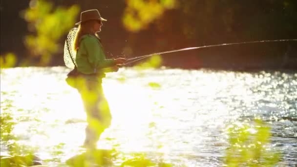 Kvinnliga casting linje i sötvatten river — Stockvideo