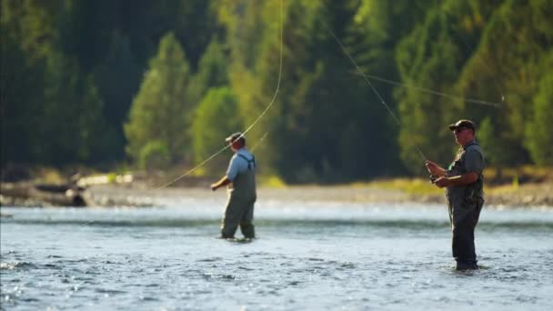 Pêcheur utilisant la canne et la bobine ligne de coulée — Video