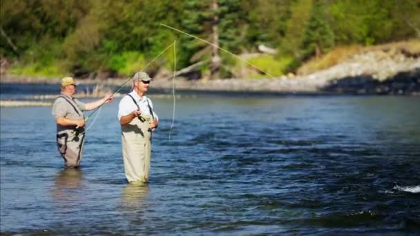 Pêcheur ligne de coulée en eau douce — Video