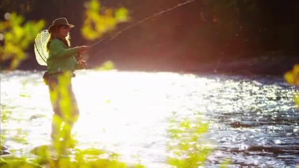 Θηλυκό πετούν αλιείας σε γλυκού νερού — Αρχείο Βίντεο