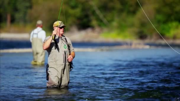 Pescador vadeando en el río Wilderness — Vídeo de stock