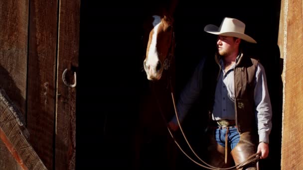 Cowboy Ranch mão com cavalo — Vídeo de Stock