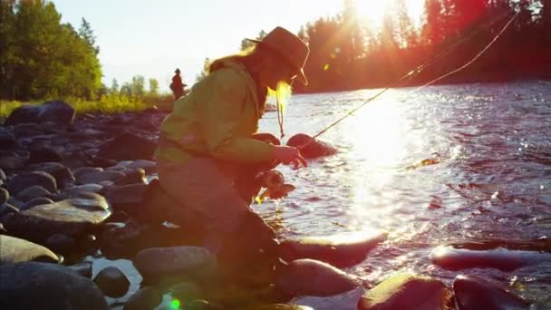 Vrouwelijke visser met vangst — Stockvideo