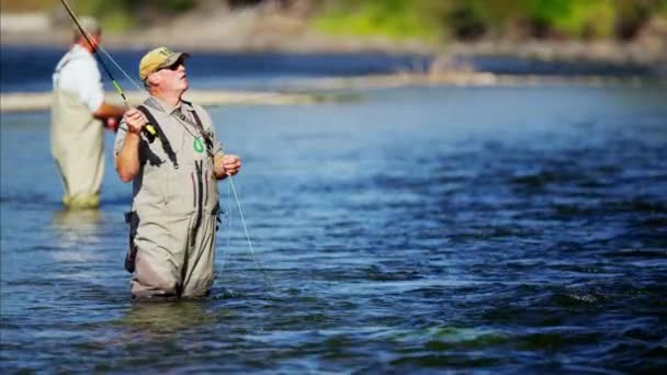 Pescador usando varilla y carrete de línea de fundición — Vídeos de Stock