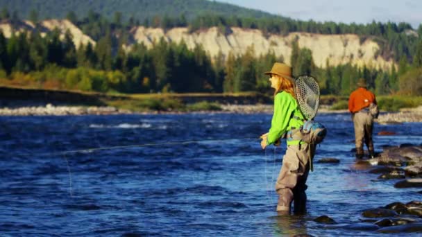 Pêche mâle et femelle au lever du soleil — Video