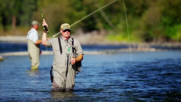 Pescador usando varilla y carrete de línea de fundición — Vídeos de Stock