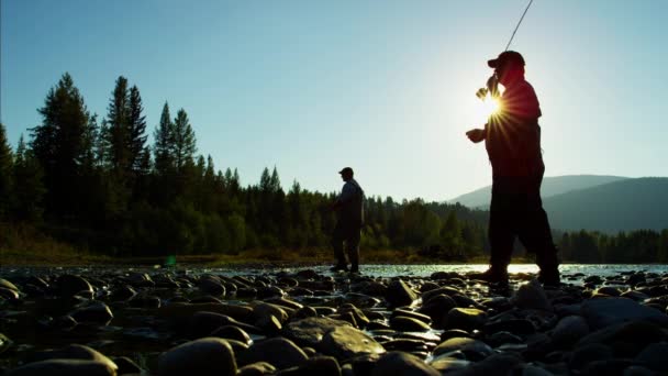 Линия для литья рыбаков в пресноводной реке — стоковое видео