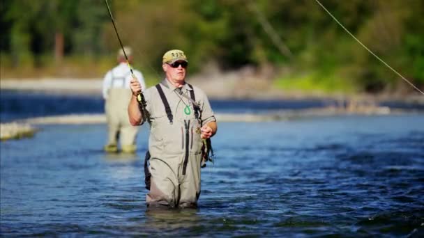 Pescador usando varilla y carrete de línea de fundición — Vídeo de stock