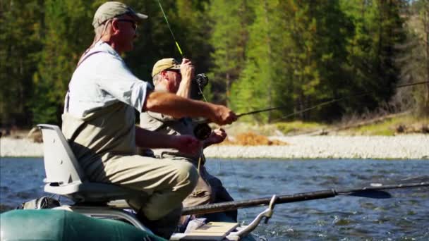 La gente vuela la pesca desde el bote — Vídeo de stock