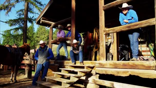 Пастушка і ковбої відпочивають на кінному ранчо — стокове відео