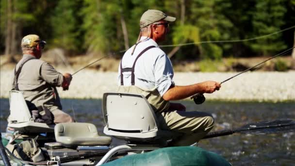 Pesca con mosca machos en el río de agua dulce — Vídeos de Stock