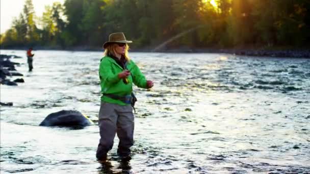 Kadın döküm hattı temiz su nehir — Stok video