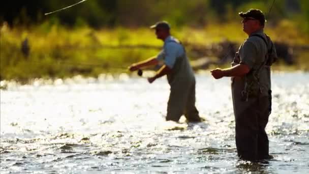 Línea de fundición de pescador en el río de agua dulce — Vídeos de Stock