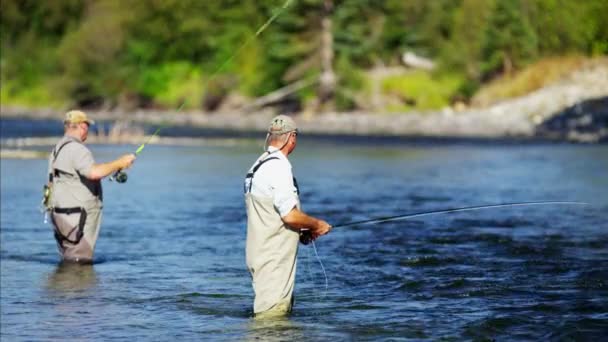 Línea de fundición de pescador en el río de agua dulce — Vídeos de Stock