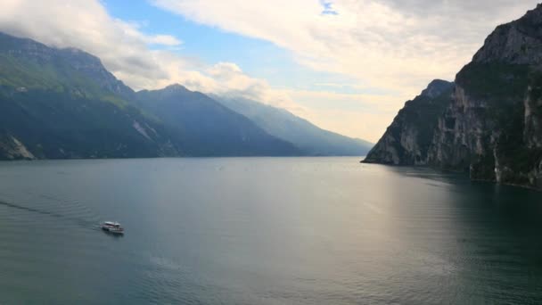 Rejs łodzią na jeziorze Garda — Wideo stockowe