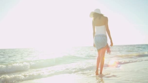 Mädchen im Badeanzug barfuß am tropischen Strand — Stockvideo