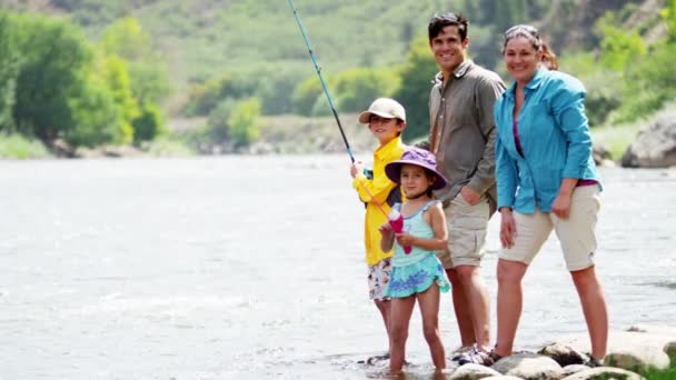 Родители и дети наслаждаются рыбалкой — стоковое видео