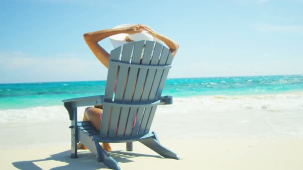 Prendere il sole femminile sulla spiaggia di vacanza — Video Stock