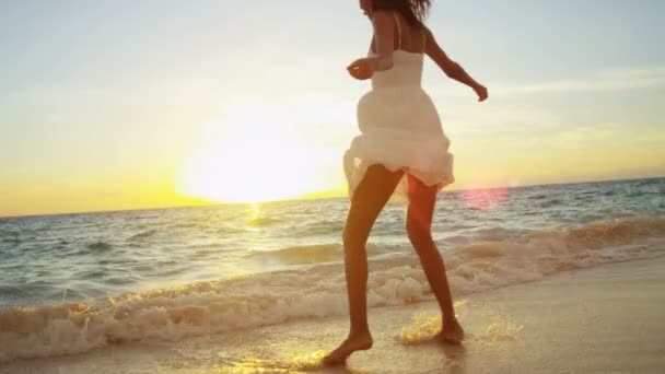 Дівчина на океанічному пляжі на заході сонця — стокове відео