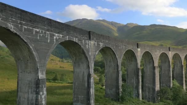 Ferrovia em Glenfinnan Viaduct, Escócia — Vídeo de Stock