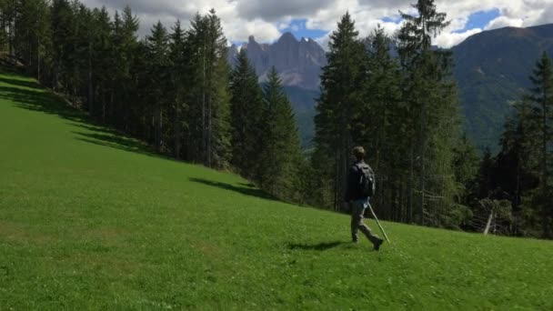 Excursionista en las montañas Dolomitas italianas — Vídeos de Stock