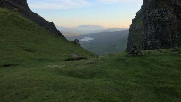 Couple walking by Old Man of Storr — Stock Video