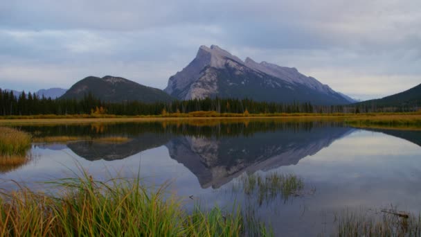 Montanha lago no outono — Vídeo de Stock
