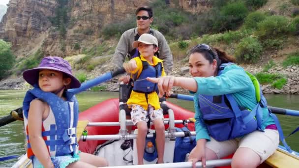 Семья наслаждается рафтингом на реке Колорадо — стоковое видео