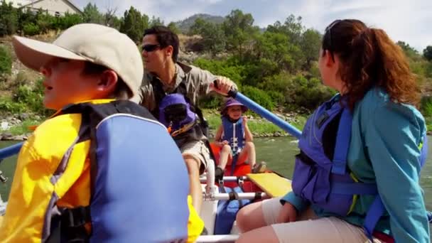 Familia divirtiéndose durante viaje de aventura — Vídeo de stock