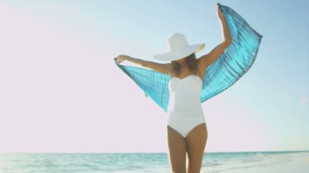 Mujer en traje de baño en la playa de vacaciones — Vídeo de stock