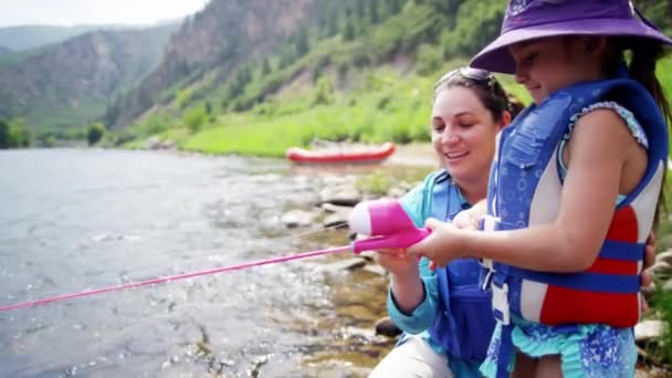 Madre e hija pescando en la pesca en — Vídeos de Stock