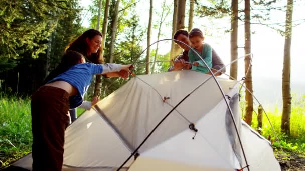 Family erecting tent — Stock Video