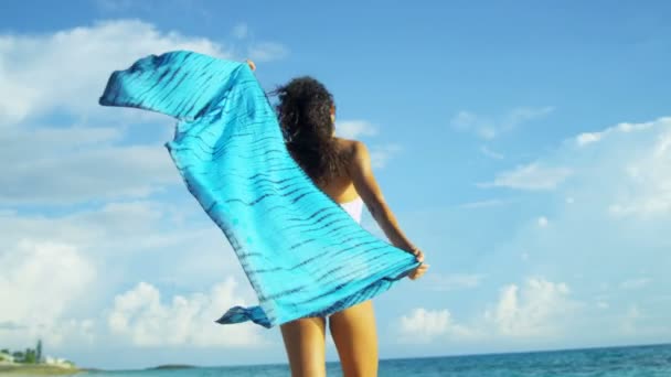 Chica en traje de baño en el complejo de playa — Vídeos de Stock